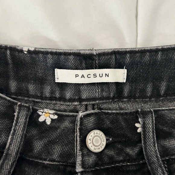 PacSun Women’s Black Daisy Embroidered Denim Mom Shorts - Picture 3 of 3